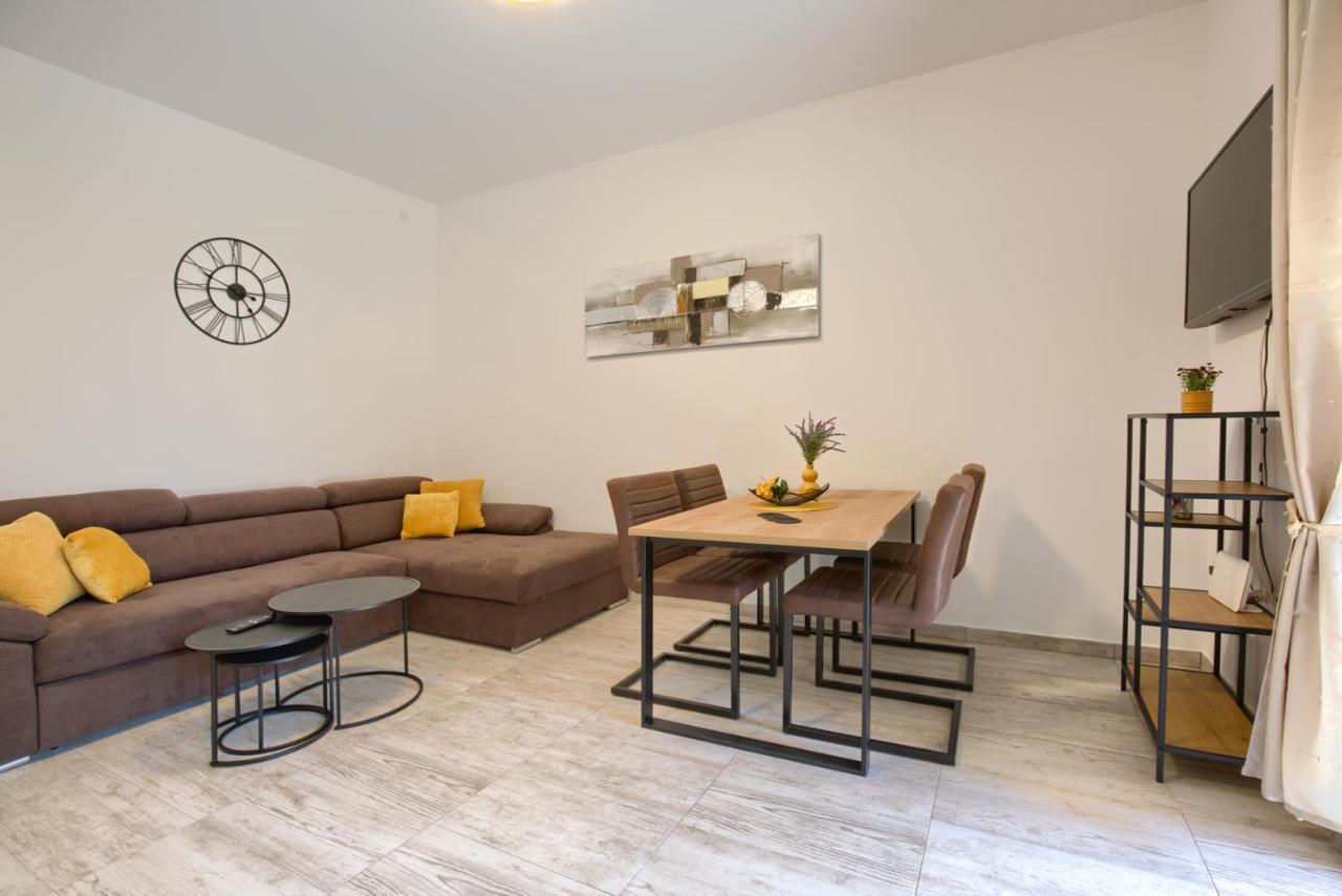 Amphitheater 3+2 Modern With Terrace, Wifi, Netflix * Pula